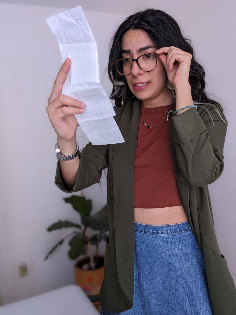 GAB$ mirando un ticket